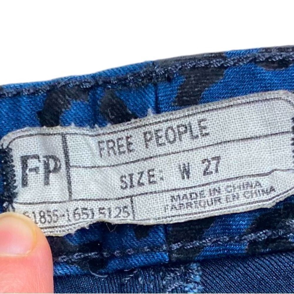 Free People Blue and Black Velvet Animal Print Slim Fit Pants Women’s Size 27 - Picture 2 of 9